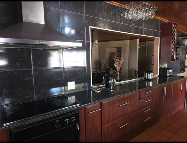 5 BEDROOM HOUSE FOR SALE IN FLORA PARK